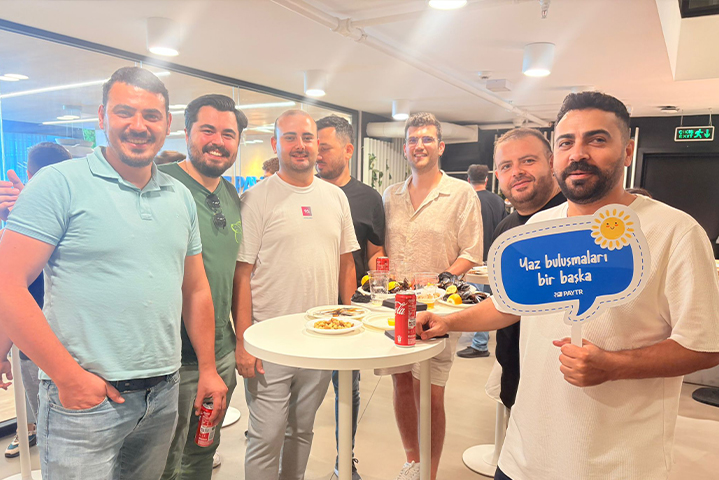 PayTR İzmir ve İstanbul Ofislerindeki şirket çalışanlarının etkinlikte bir araya geldikleri fotoğraf.