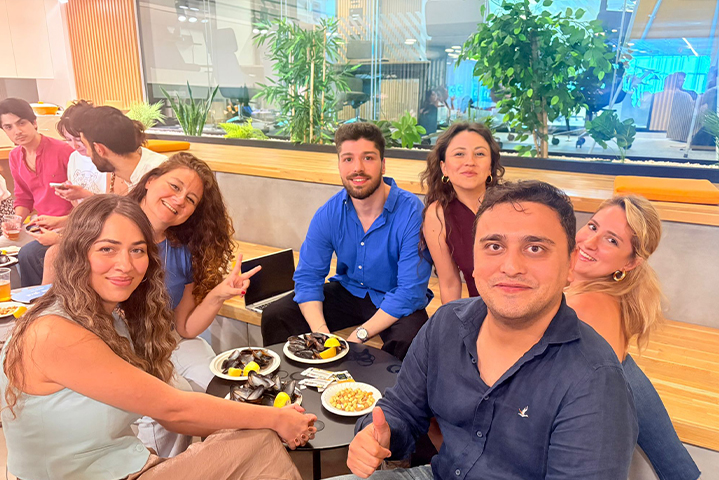 PayTR İzmir ve İstanbul Ofislerindeki şirket çalışanlarının etkinlikte bir araya geldikleri fotoğraf.
