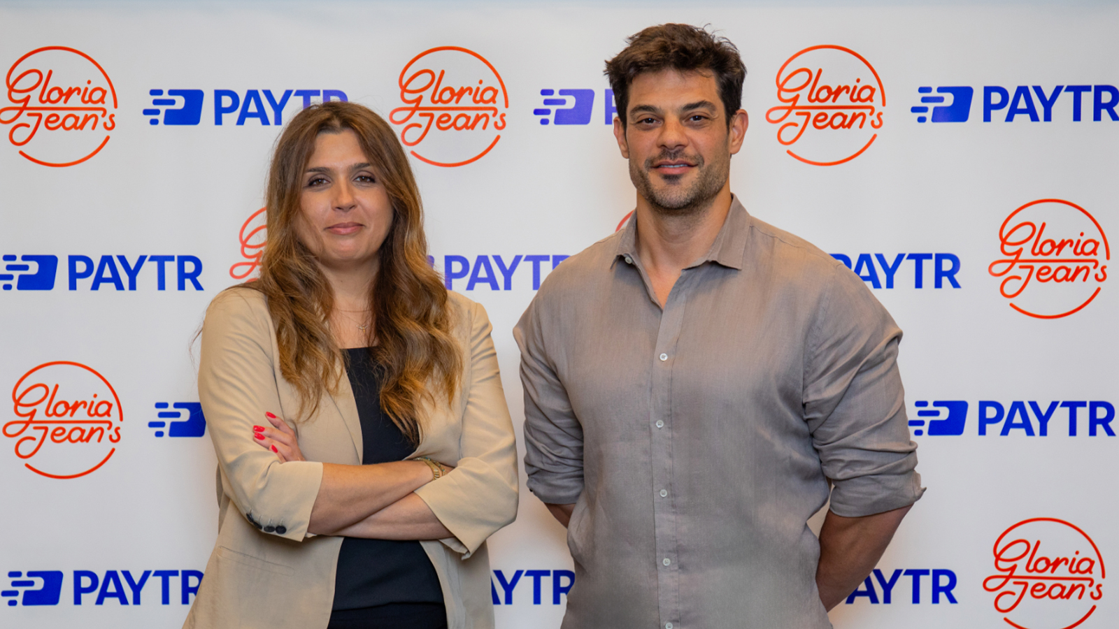 PayTR, Gloria Jean’s Coffees ile gerçekleştirdiği stratejik iş birliği kapsamında e-cüzdan servisleriyle alışveriş ve ödeme deneyimini dijitalleştirdi. Hızlı, güvenli ve temassız ödeme imkânı sunan e-cüzdan, mağaza içi operasyonları da mobile taşıyarak müşteri deneyimini yeniden şekillendiriyor.